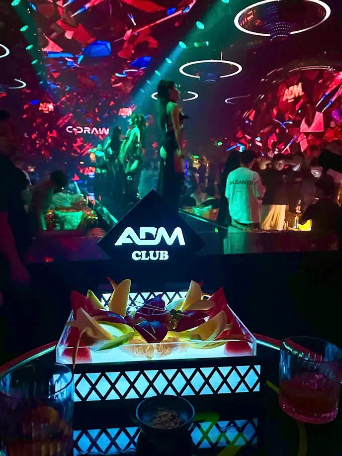Đĩa trái cây phục vụ bàn tại ADM Club