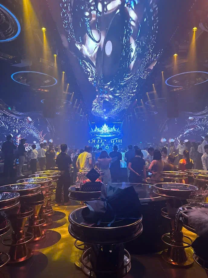 Ảnh bìa ADM Bar Đà Nẵng với sàn diễn và khu bàn đứng tại ADM Club