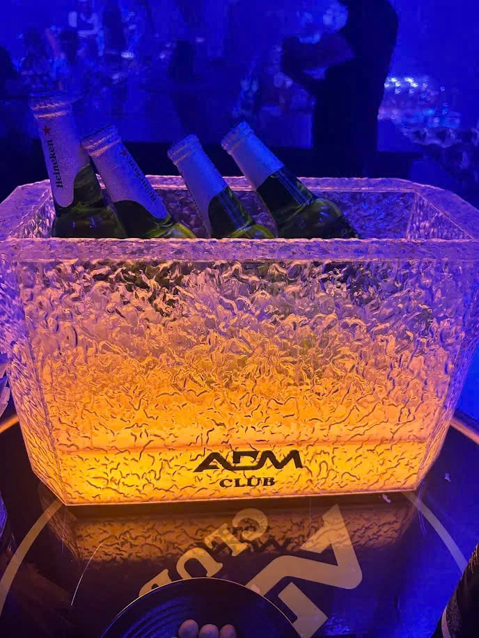 Xô đá champagne in logo ADM Club